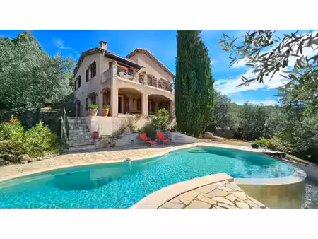 villa avec piscine à débordement et terrain de 3 000 m² avec vue dégagée