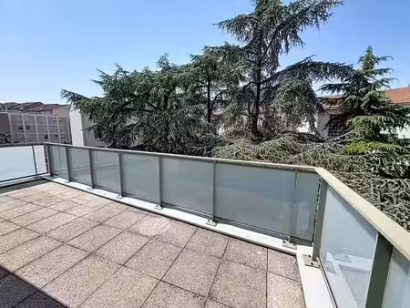 t2 de 44 m2 avec terrasse de 22 m2 étage élevé 69100 villeur