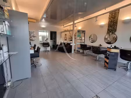 vente local commercial 2 pièces  54.00m²  saintes