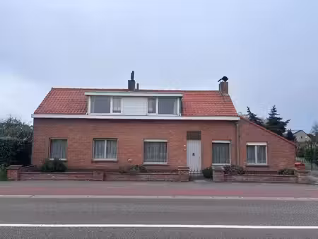 te renoveren villa te koop op ruimtelijk perceel van 1080 m² in het hart van koksijde!