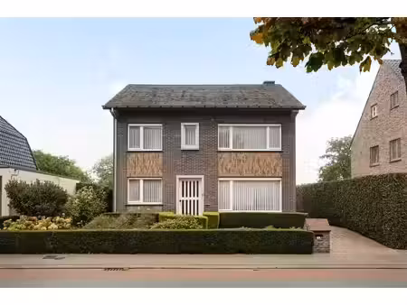 vrijstaande woning met retrocharme en renovatiepotentieel