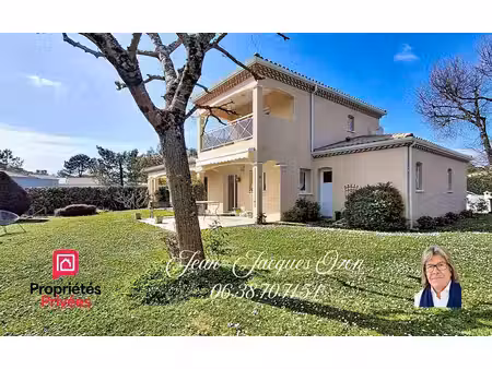 les mathes villa de 123 m²  terrain arboré de plus de 1 000 m²  garage et stationnement