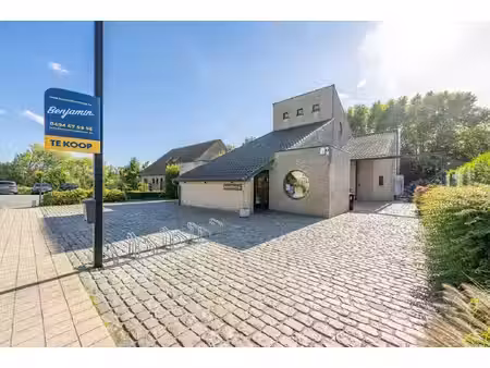 open woning met 5 slaapkamers en polyvalente ruimte/handelsruimte op een rustige ligging i
