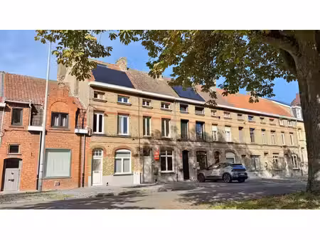 te renoveren stadswoning met tuin en toegang langs achter met auto/fiets.
