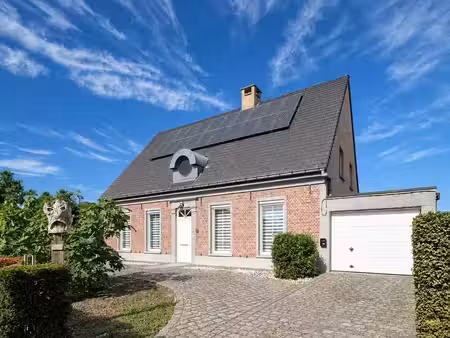 karaktervolle gezinswoning met 4 slaapkamers  een bijbouw en een volwassen tuin