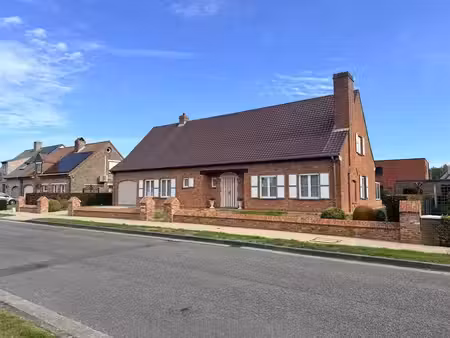 karaktervolle woning met 3 slaapkamers  garage en zonnige tuin.