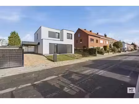 alleenstaande nieuwbouwwoning met 3 slaapkamers  tuin en carport in beselare