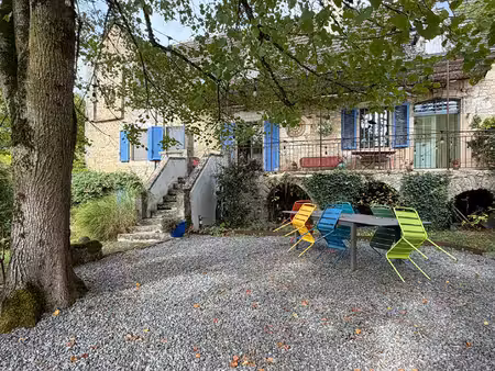 propriété de caractère en pierre avec piscine et dépendance  à deux pas de figeac