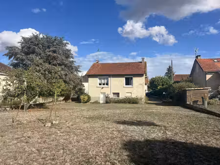 maison avec sous-sol complet et jardin clos à proximité du centre de lussac-les-châteaux