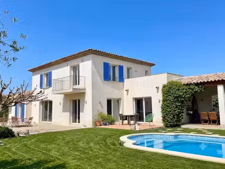 élégante villa au pied du village de grimaud