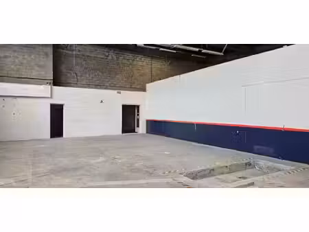 local commercial de 360 m2 avec bureau et parking à louer à orgeval au bord de la rn 13