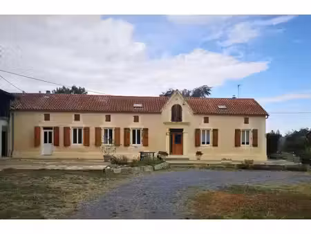 a vendre  hautes-pyrénées (65): ferme avec maison et 3 hectares de terrain  2 puits et de 
