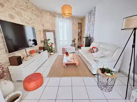 immeuble: 2 locaux commerciaux et appartement t3