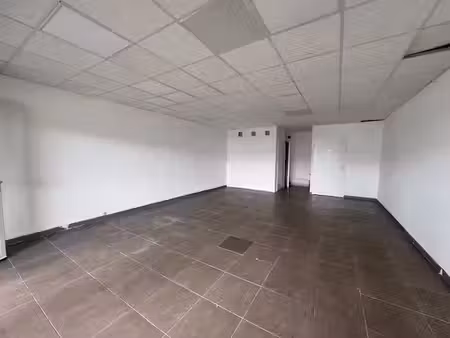 location locaux professionnels 3 pièces 52 m² à petit bourg (97170)  881 €