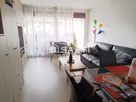 tout à pieds à st jean de luz avec ce t3 /t4 traversant avec terrasse et doublé balcons