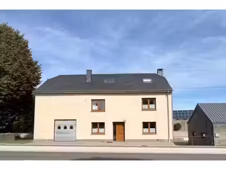 maison d'habitation avec garage et jardin