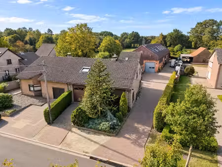 maison semi-mitoyenne avec 3 chambres  atelier et prairie à vendre à hamont-achel