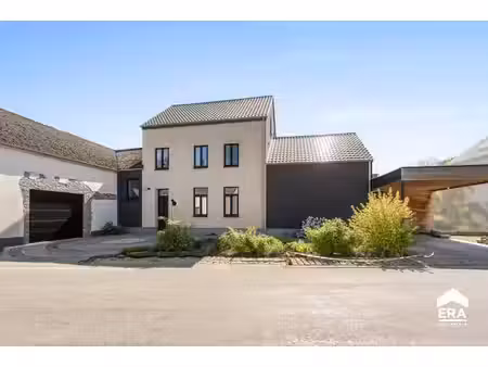 villa exclusive  prête à emménager  offrant des possibilités