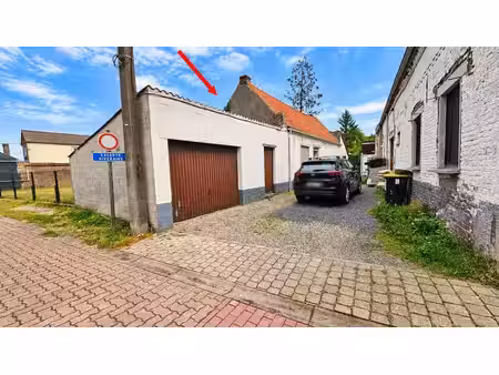 maison actuellement de plain-pied avec beau jardin