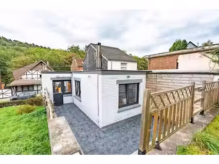 belle maison rénovée avec extérieur et garage!