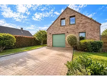 villa 4 façades avec 2 chambres  dressing  garage et jardin