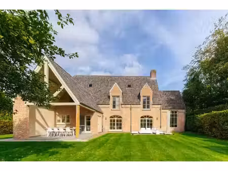 une villa élégante et intemporelle avec un magnifique jardin