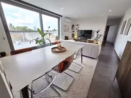 appartement lumineux de 2 chambres avec une grande terrasse