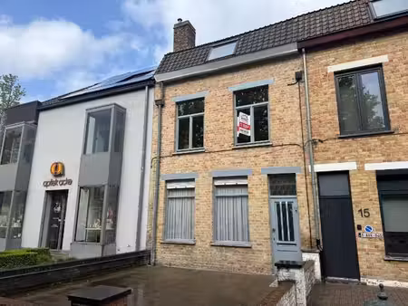 goedgelegen woning met 5 slaapkamers en terras/koer.