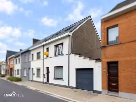 maison idéalement située avec trois chambres et garage !