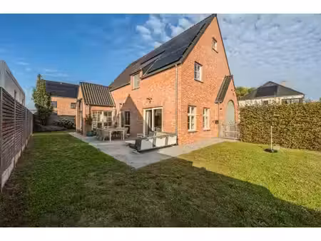 prachtige villa met 5 slaapkamers  garage en zonnige tuin...