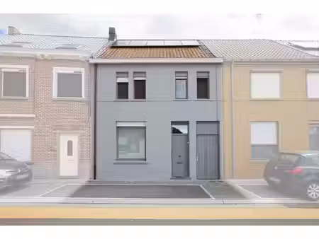 maison prête à emménager avec un jardin bien entretenu à kru
