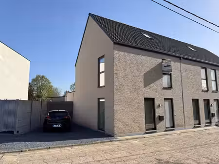 moderne energiezuinige 3 slaapkamer woning met tuin en staan