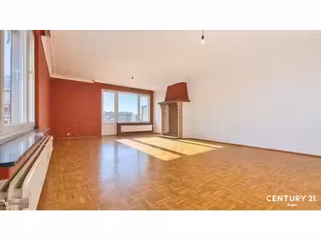 superbe appartement rénové 3 chambres avec terrasse et vue d