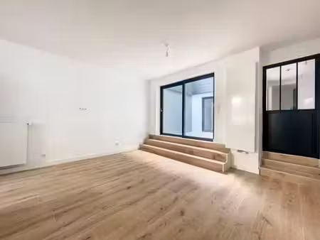 bel appartement 3 chambres situé au centre ville avec cour i
