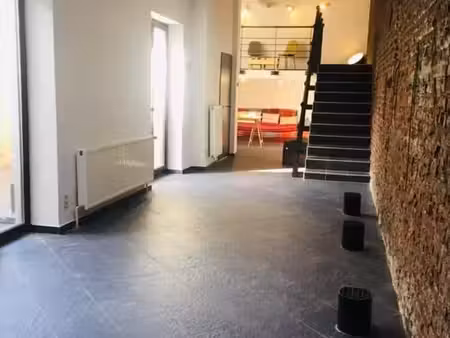 commerce rénové w/ large espace arrière aménageable et caves