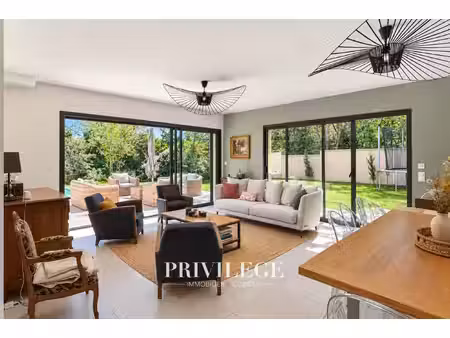 maison contemporaine de 2024 avec piscine environ 180 m2