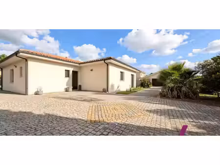maison avec piscine et terrasse le barp (33)