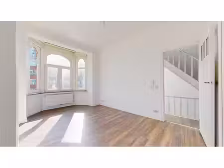 miroir - maison 4ch +/- 220m2 avec cour et poss. garage !