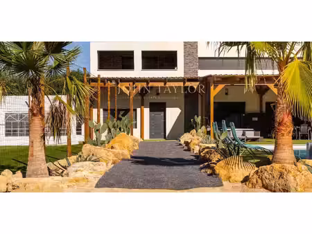 maison avec piscine et jardin mollégès (13)