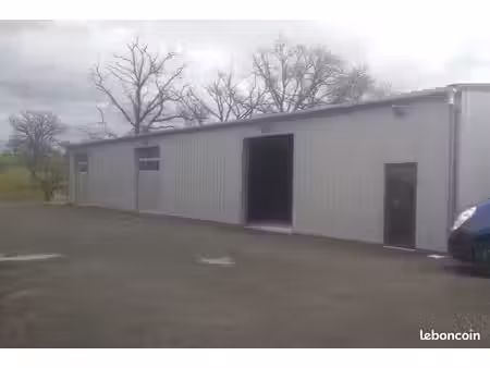 dépôt 300m²