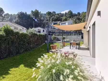 à vendre  maison de plain pied avec jardin et piscine à pujaut