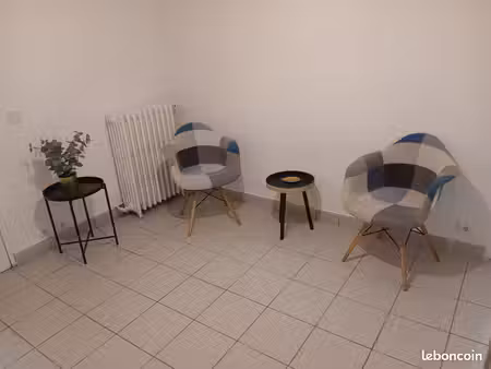 deux pièces meublé en entresol d'un pavillon avec jardin et emplacement stationnement 2 ro