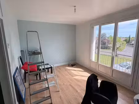 à louer – appartement t3 de 60 m² à descartes