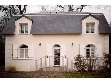 maison meublee dans le parc d'un chateau