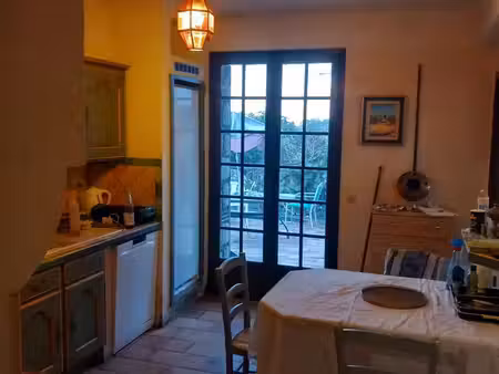 je   recherche une dame de compagnie   avec logements   et aide a la cuisine   chambres av