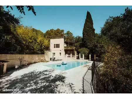 provence : maison au milieu des bois
