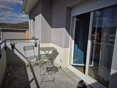 a auch  charmant t2 lumineux avec balcon et place de parking