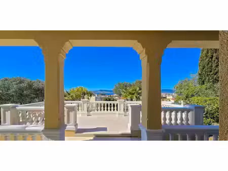 villa avec piscine en bord de mer saint-raphael (83)