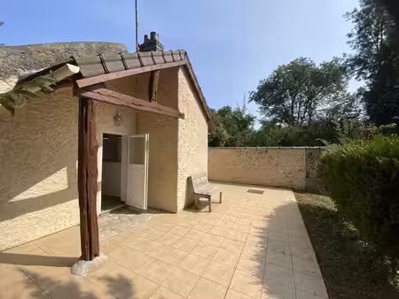 à nézel  maison en location 1300 € par mois avec terrasse