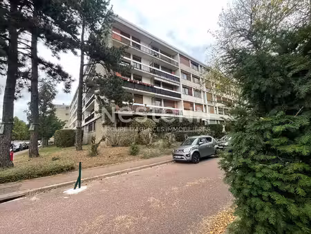 a vendre à chilly-mazarin  un studio avec balcon  cave et place de parking privative.